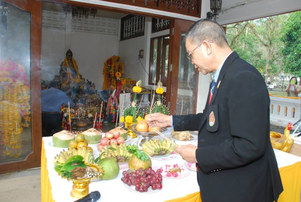 วันสถาปนามหาวิทยาลัย ครบรอบปีที่ 57 วันพฤหัสบดีที่ 9 มกราคม 2557  (กิจกรรมสักการะเจ้าพ่อมหาชัย ณ  ศาลเจ้าพ่อมหาชัย)