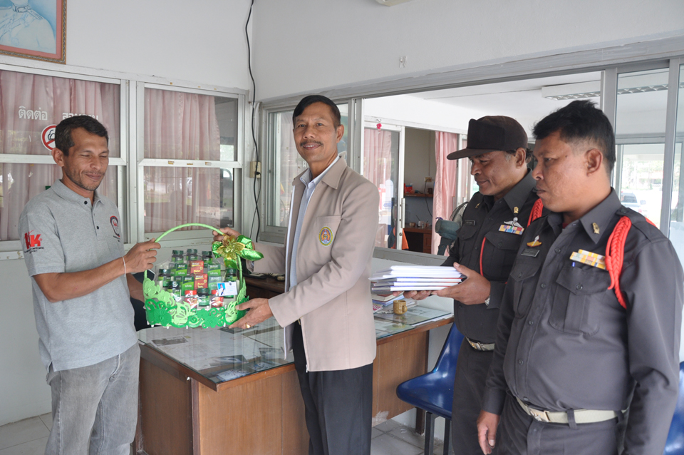 มอบกระเช้าส่งสุขปีใหม่แก่เจ้าหน้าที่ตำรวจ สภ.ย่อยเขามหาชัย