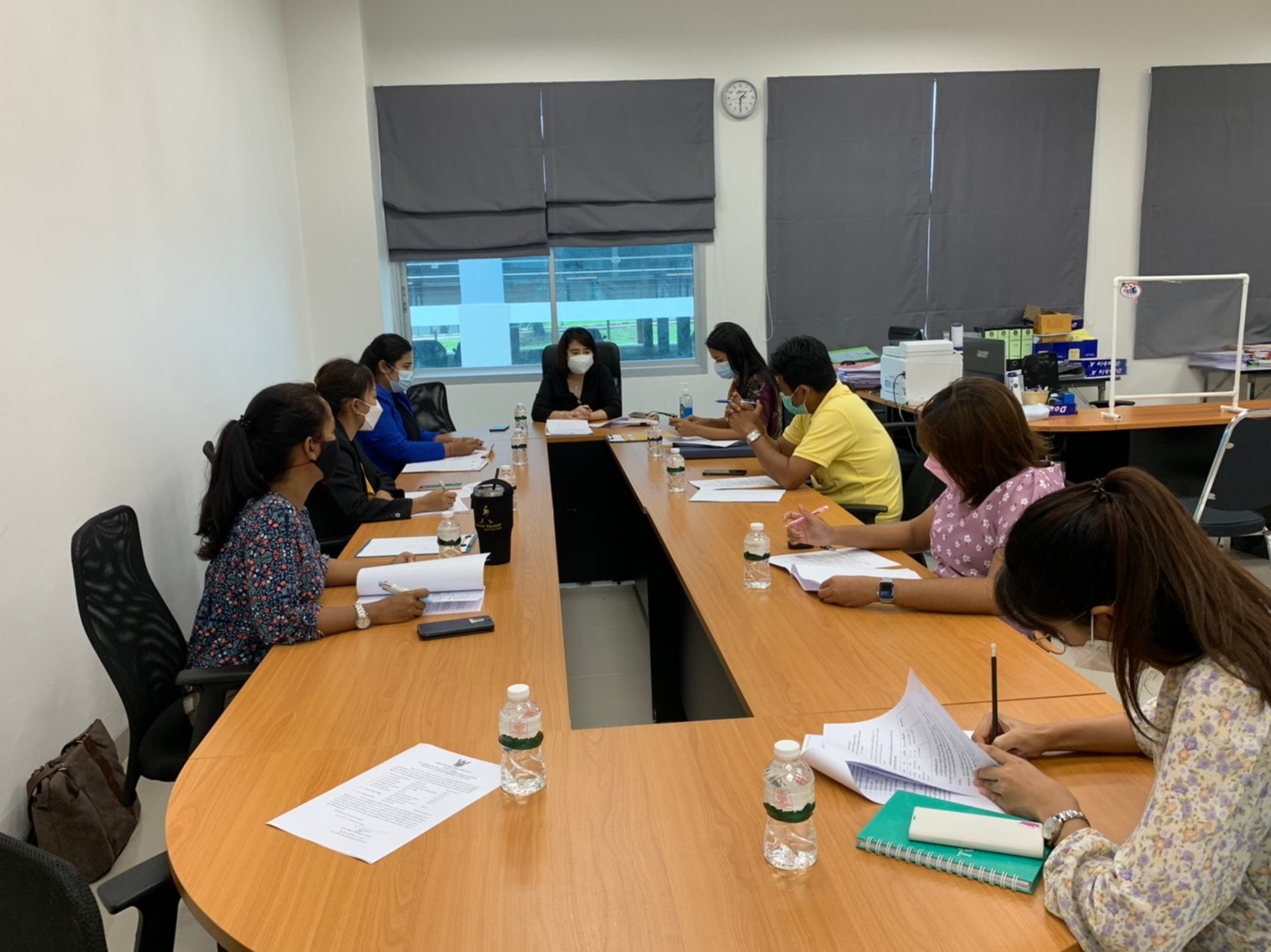  ประชุมคณะกรรมการพิจารณาผลการขอเช่าพื้นที่เพื่อจำหน่ายอาหารและเครื่องดื่มบริเวณหน้าอาคาร ๕ มหาวิทยาลัยราชภัฏนครศรีธรรมราช