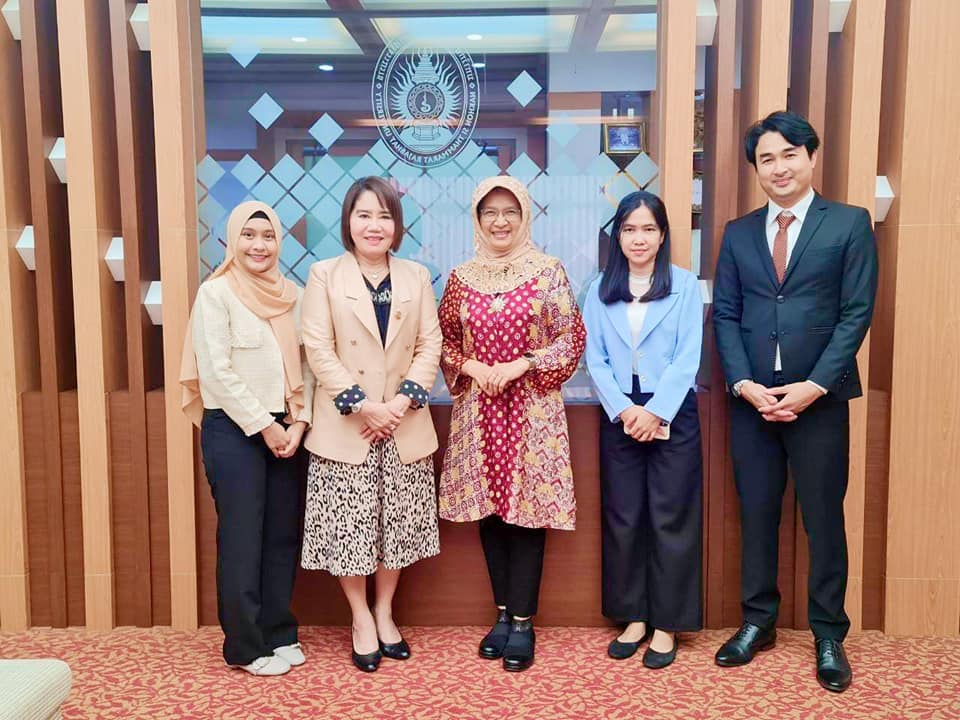 รองศาสตราจารย์ ดร.ธนาภรณ์ ให้การต้อนรับที่ปรึกษารัฐมนตรีว่าการกระทรวงการอุดมศึกษา