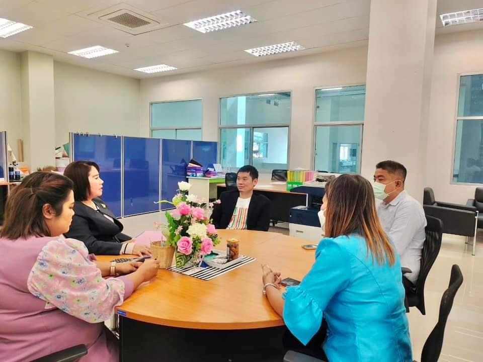 รศ.ดร.ธนาภรณ์ ให้การต้อนรับผู้บริหาร เซเว่น อีเลฟเว่น และบ.บีดี ออโต้ กรุ๊ป จำกัด